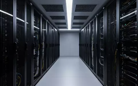 Ein minimalistischer Serverraum mit dunklen, modernen Serverschränken und kühler Beleuchtung in einer professionellen Umgebung. - Foto: über boerse-global.de
