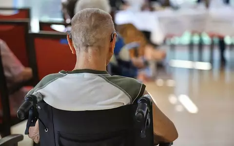 Mann sitzt in einem Rollstuhl im Pflegeheim (Archiv) - Foto: via dts Nachrichtenagentur