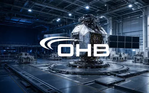 Ein moderner Reinraum in der Luft- und Raumfahrttechnik mit Fokus auf Satellitenbau und industrielle Innovation. - Foto: über boerse-global.de