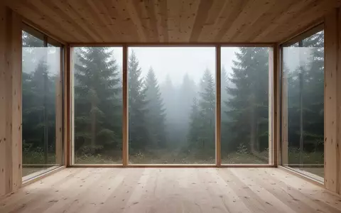 Minimalistische Holzhütte mit Blick in einen nebligen Nadelwald als Symbol für Ruhe und bewusste Erholung. - Foto: über boerse-global.de
