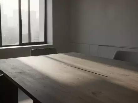Minimalistischer, moderner Arbeitsbereich mit natürlichem Licht und Schattenwurf auf einer hölzernen Tischoberfläche. - Foto: über boerse-global.de
