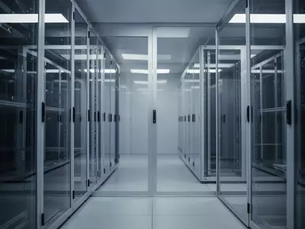 Ein minimalistisch gestalteter Serverraum mit metallischen Schränken und kühler Beleuchtung. - Foto: über boerse-global.de