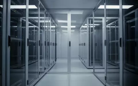 Ein minimalistisch gestalteter Serverraum mit metallischen Schränken und kühler Beleuchtung. - Foto: über boerse-global.de
