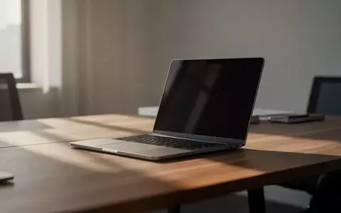 Ein minimalistischer Büroarbeitsplatz mit einem Laptop auf einem Holztisch bei natürlichem Tageslicht. - Foto: über boerse-global.de