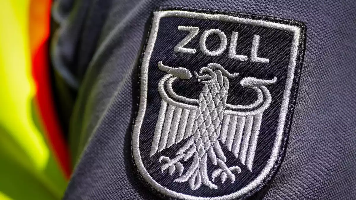 Wegen des Verdachts auf Schwarzarbeit und Menschenhandel gibt es bundesweit Durchsuchungen. (Symbolbild)  - Bild: Soeren Stache/dpa