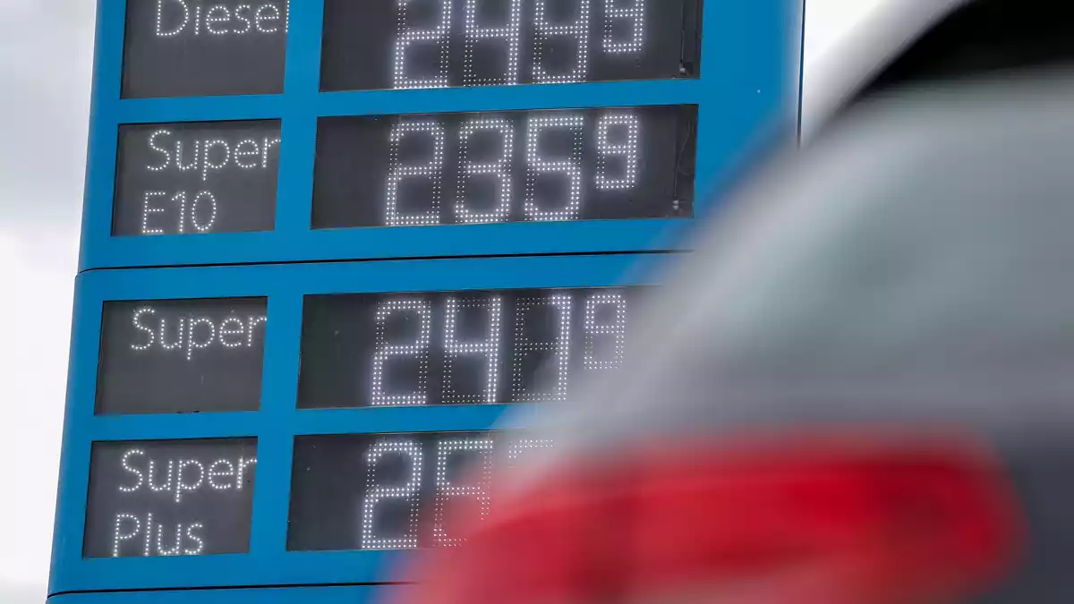 Steigende Energiepreise treiben seit Monaten die Teuerungsrate in Deutschland, Verbraucher merken das an der Tankstelle. (Archivbild) - Bild: Jan Woitas/dpa