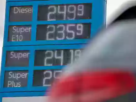 Steigende Energiepreise treiben seit Monaten die Teuerungsrate in Deutschland, Verbraucher merken das an der Tankstelle. (Archivbild) - Foto: Jan Woitas/dpa