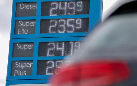 Steigende Energiepreise treiben seit Monaten die Teuerungsrate in Deutschland, Verbraucher merken das an der Tankstelle. (Archivbild) - Foto: Jan Woitas/dpa