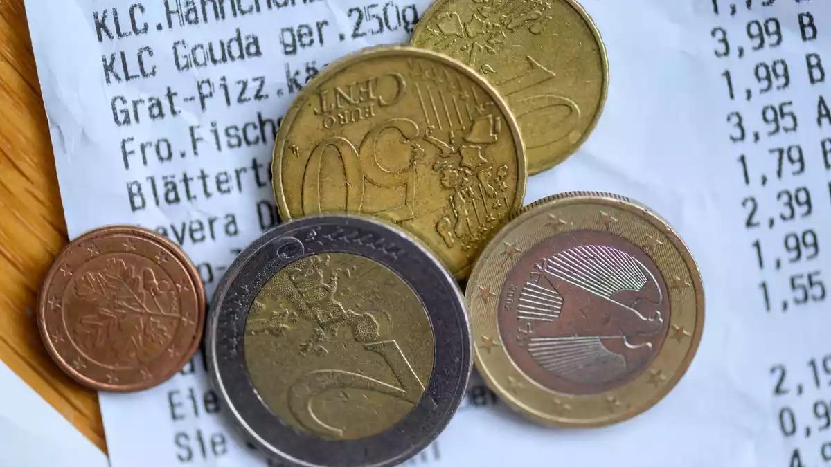 Beim täglichen Einkauf schauen die Menschen genau auf den Preis. (Symbolbild) - Bild: Hendrik Schmidt/dpa