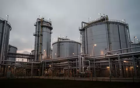 Moderne Industrieanlage mit Treibstofftanks und Rohrleitungssystemen bei Dämmerung. - Foto: über boerse-global.de