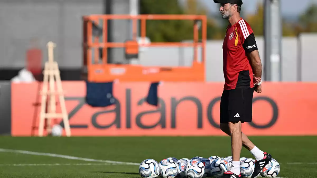Jürgen Klopp schaut beim Training der Nationalmannschaft genau hin.  - Bild: Federico Gambarini/dpa