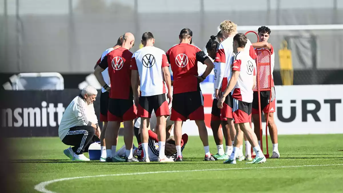 Nico Schlotterbeck hat sich im Abschlusstraining verletzt.  - Bild: Federico Gambarini/dpa