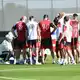 Nico Schlotterbeck hat sich im Abschlusstraining verletzt.  - Bild: Federico Gambarini/dpa