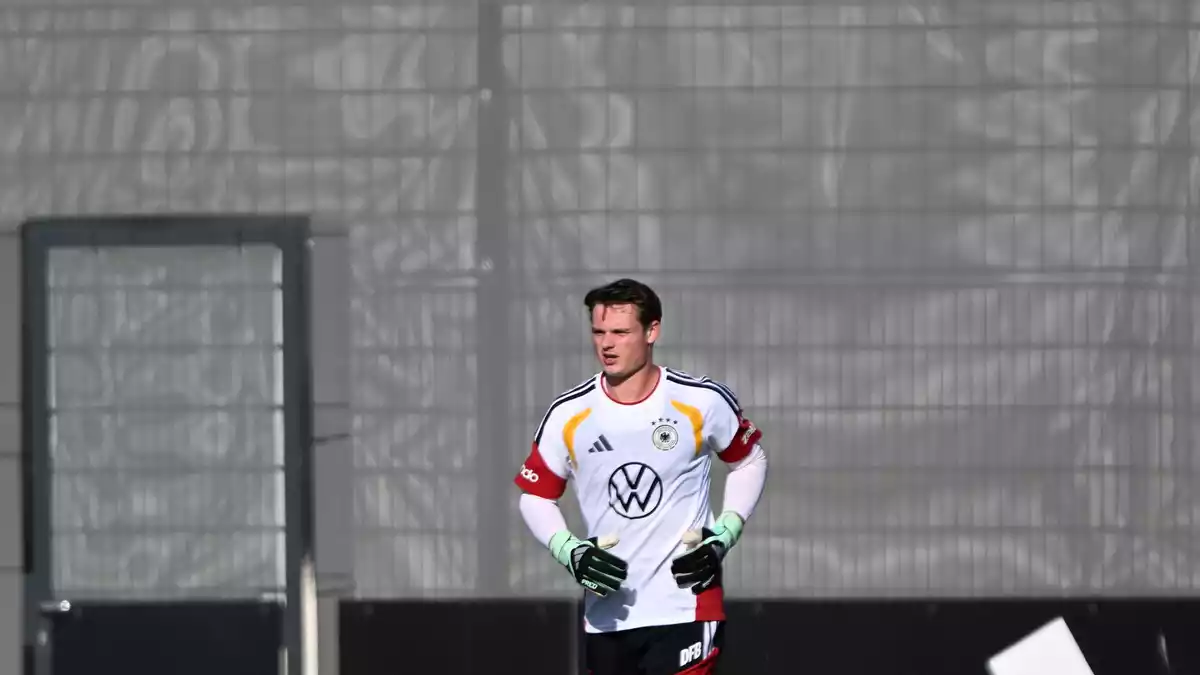 Torwart Jonas Urbig steht vor dem Debüt im DFB-Trikot.  - Bild: Federico Gambarini/dpa