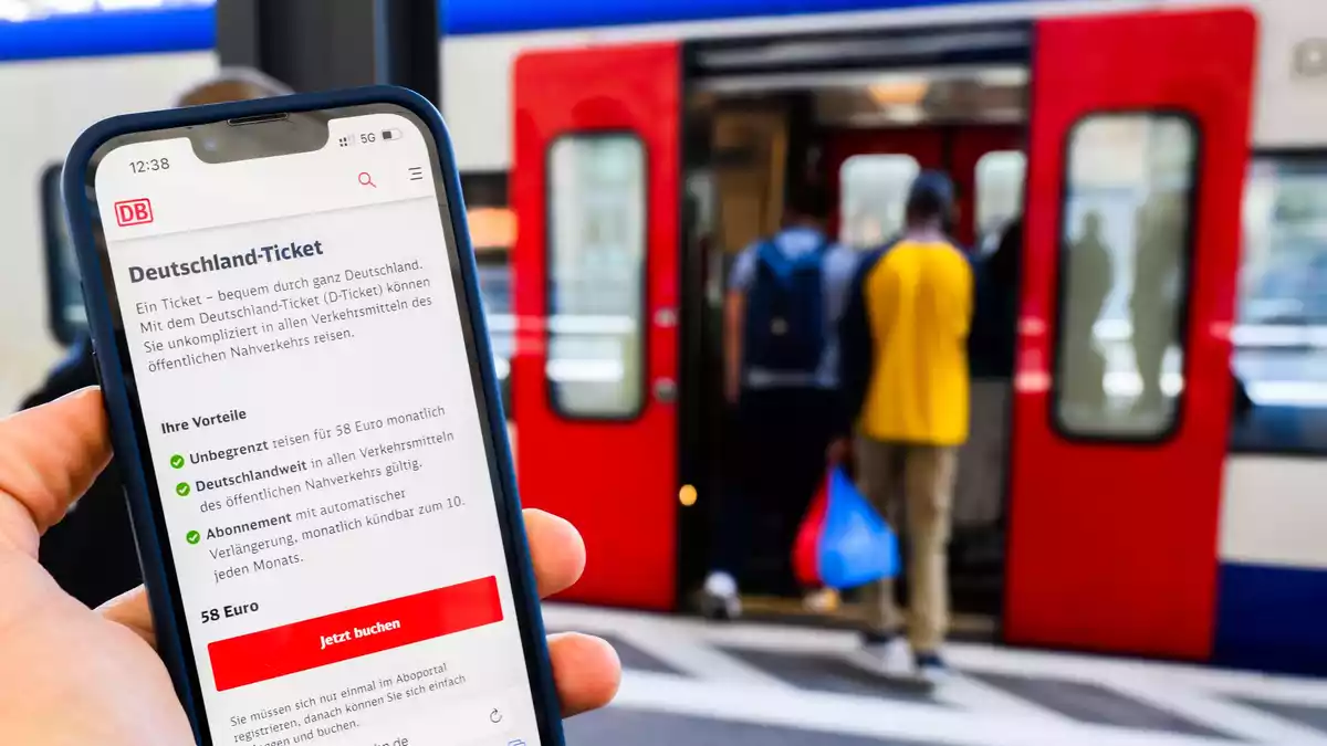 Das Deutschlandticket kostet ab kommendem Jahr 66,80 Euro. (Archivbild) - Bild: Julian Stratenschulte/dpa