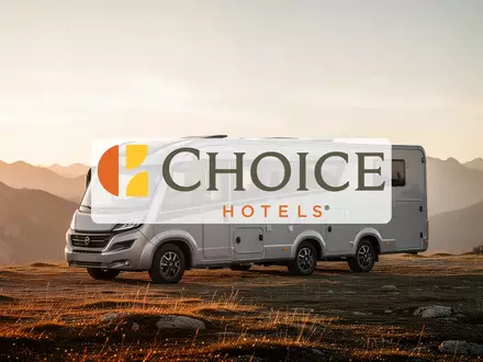 Ein modernes Wohnmobil in einer sonnendurchfluteten Berglandschaft bei Sonnenuntergang. - Foto: über boerse-global.de