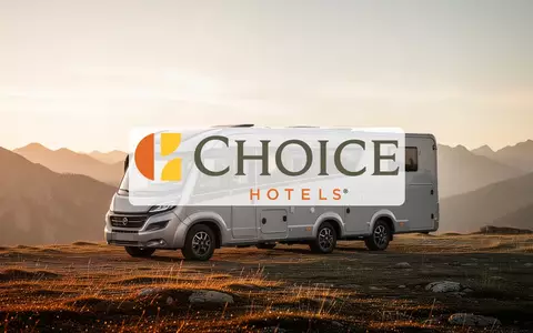 Ein modernes Wohnmobil in einer sonnendurchfluteten Berglandschaft bei Sonnenuntergang. - Foto: über boerse-global.de
