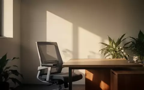 Ein minimalistischer, sonnendurchfluteter Arbeitsplatz mit einem leeren Schreibtisch und einer Pflanze in einem ruhigen Büro. - Foto: über boerse-global.de