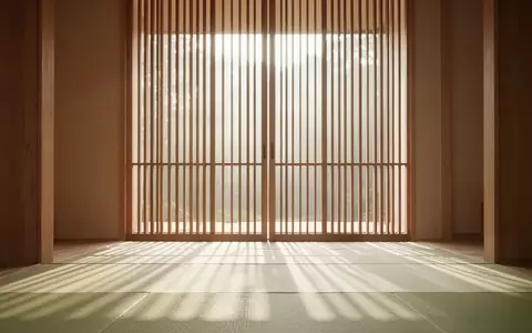Ein minimalistischer, lichtdurchfluteter Raum mit sanften Schattenwürfen, der eine Atmosphäre der Ruhe und Erholung vermittelt. - Foto: über boerse-global.de