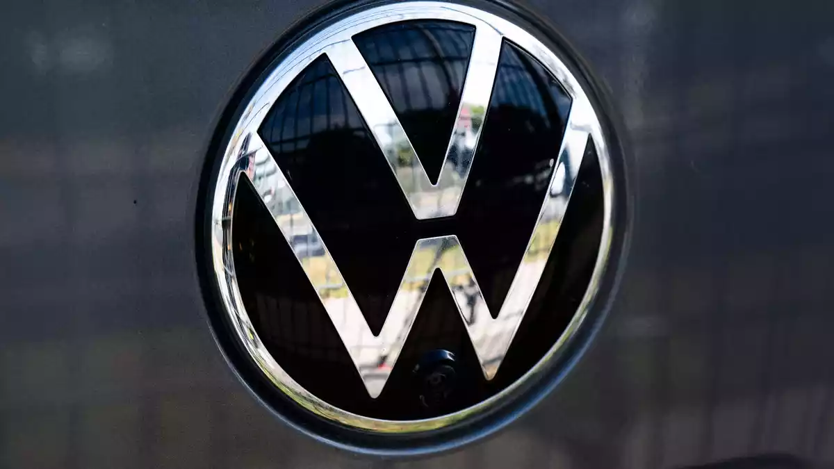 VW hat eine Reihe von Tarifverträgen gekündigt. (Archivbild) - Bild: Julian Stratenschulte/dpa
