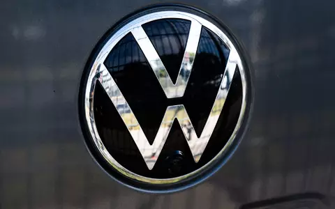 VW hat eine Reihe von Tarifverträgen gekündigt. (Archivbild) - Foto: Julian Stratenschulte/dpa
