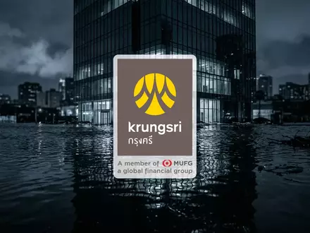 Abstraktes Bild einer modernen Bankfassade, die sich in unruhigem Wasser spiegelt, symbolisch für Hochwasser und Marktunsicherheit. - Foto: über boerse-global.de