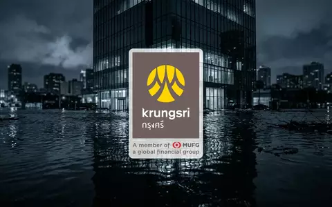 Abstraktes Bild einer modernen Bankfassade, die sich in unruhigem Wasser spiegelt, symbolisch für Hochwasser und Marktunsicherheit. - Foto: über boerse-global.de