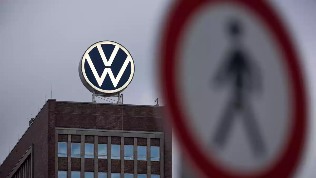 VW hat eine Reihe von Tarifverträgen gekündigt. (Archivbild) - Bild: Moritz Frankenberg/dpa