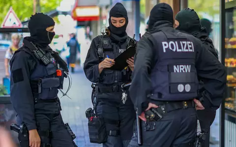 Polizeibeamte während der Razzia in Duisburg  - Foto: Christoph Reichwein/dpa