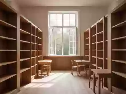 Ein lichtdurchfluteter, leerer Bibliotheksraum mit hölzernen Bücherregalen und sanftem Tageslichteinfall. - Foto: über boerse-global.de