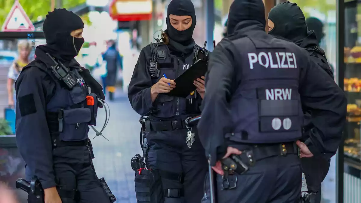 Polizeibeamte während der Razzia in Duisburg  - Bild: Christoph Reichwein/dpa