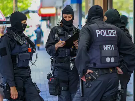 Polizeibeamte während der Razzia in Duisburg  - Foto: Christoph Reichwein/dpa