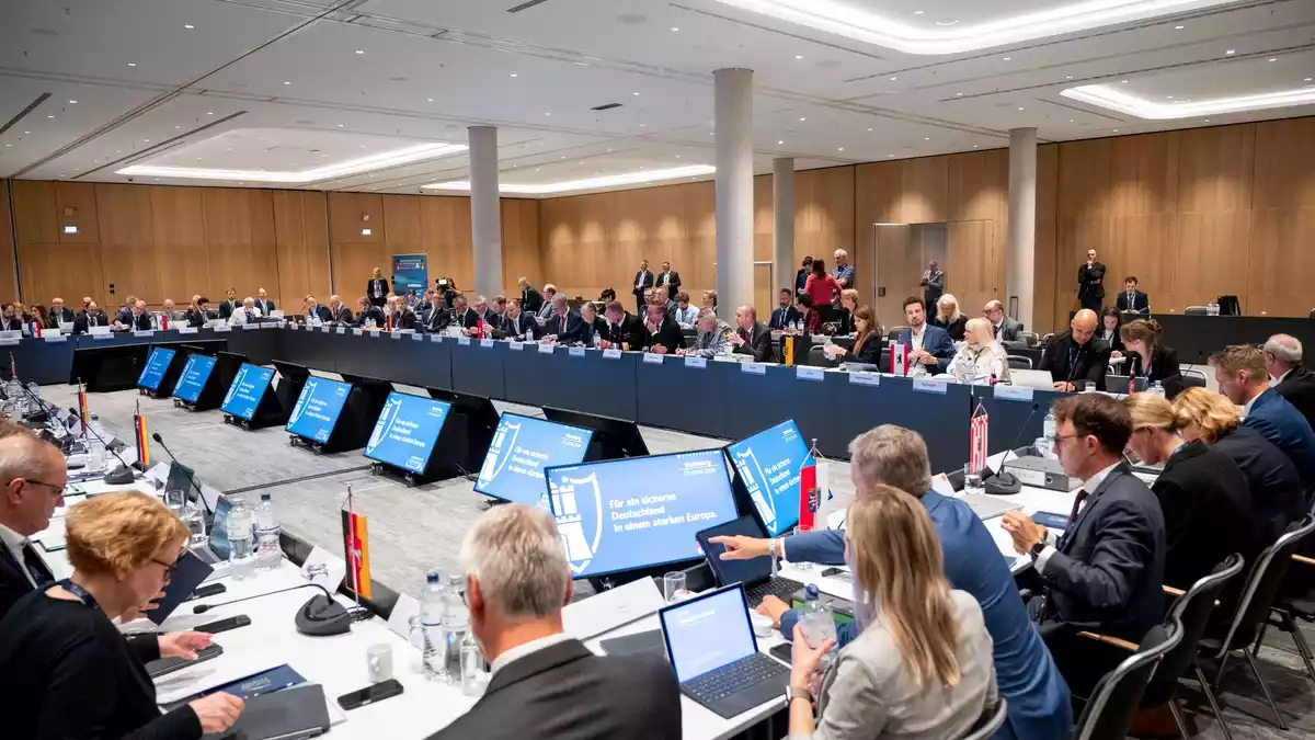 Innenministerkonferenz im Juni. Künftig reichen 13 Stimmen. - Bild: Daniel Bockwoldt/dpa
