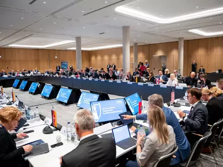Innenministerkonferenz im Juni. KĂĽnftig reichen 13 Stimmen. - Foto: Daniel Bockwoldt/dpa