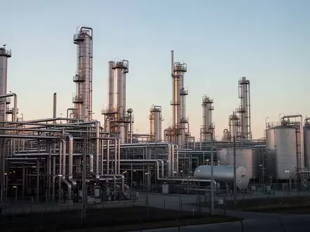 Weitläufige Industrieanlage der chemischen Produktion mit Stahltanks und Rohrleitungen bei Tagesanbruch. - Foto: über boerse-global.de