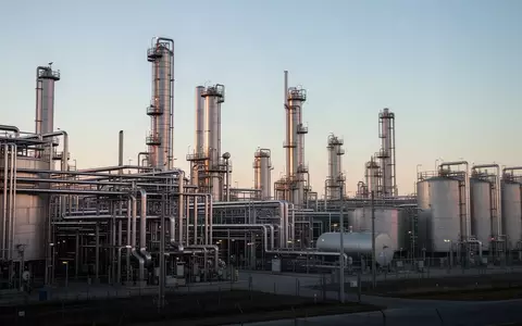 Weitläufige Industrieanlage der chemischen Produktion mit Stahltanks und Rohrleitungen bei Tagesanbruch. - Foto: über boerse-global.de