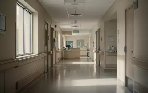 Ein leerer, heller Krankenhausflur mit klaren architektonischen Linien und natürlichem Lichteinfall. - Foto: über boerse-global.de