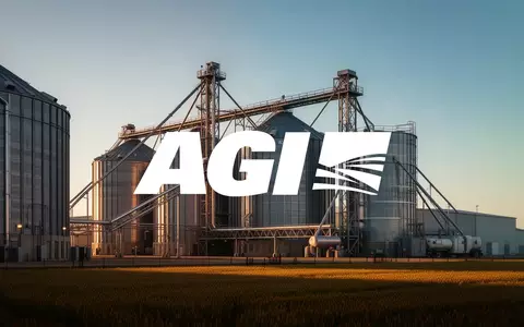 Moderne industrielle Agraranlage bei Sonnenaufgang als Symbol für wirtschaftliche Erholung und Wachstum. - Foto: über boerse-global.de