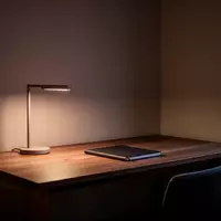 Ein minimalistischer, leerer Schreibtisch in einem ruhigen Homeoffice bei Dämmerung. - Foto: über boerse-global.de