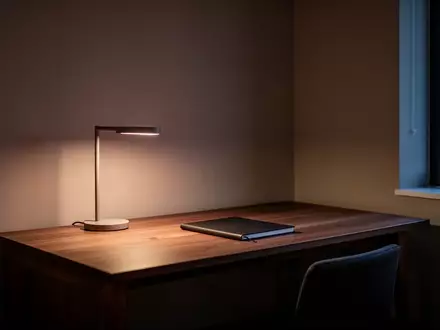 Ein minimalistischer, leerer Schreibtisch in einem ruhigen Homeoffice bei Dämmerung. - Foto: über boerse-global.de