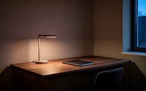 Ein minimalistischer, leerer Schreibtisch in einem ruhigen Homeoffice bei Dämmerung. - Foto: über boerse-global.de
