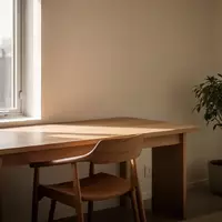 Ein minimalistischer, heller Arbeitsplatz in einem modernen Zuhause mit Tageslicht und einer Pflanze, ohne Personen. - Foto: über boerse-global.de