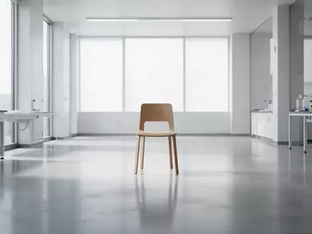 Ein heller, minimalistischer Forschungsraum mit einem leeren Stuhl in der Mitte, der eine Atmosphäre der klinischen Forschung vermittelt. - Foto: über boerse-global.de