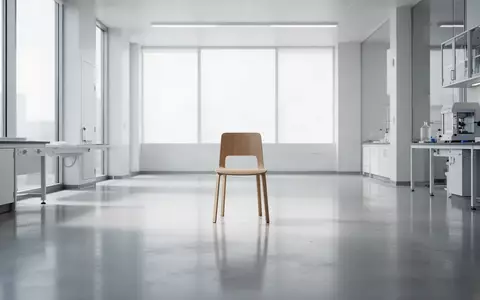 Ein heller, minimalistischer Forschungsraum mit einem leeren Stuhl in der Mitte, der eine Atmosphäre der klinischen Forschung vermittelt. - Foto: über boerse-global.de