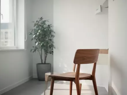 Ein heller, minimalistischer Behandlungsraum mit einem leeren Stuhl vor einer weißen Wand und natürlichem Lichteinfall. - Foto: über boerse-global.de