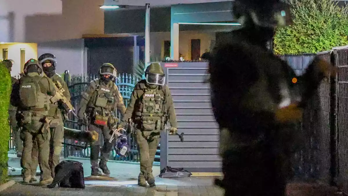 Polizeikräfte gingen europaweit gegen ein Geldwäsche-Netzwerk und Rocker der «Hells Angels» vor - in Duisburg ist dabei ein Polizist selbst im Visier der Ermittler. - Bild: Christoph Reichwein/dpa