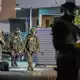Polizeikräfte gingen europaweit gegen ein Geldwäsche-Netzwerk und Rocker der «Hells Angels» vor - in Duisburg ist dabei ein Polizist selbst im Visier der Ermittler. - Bild: Christoph Reichwein/dpa