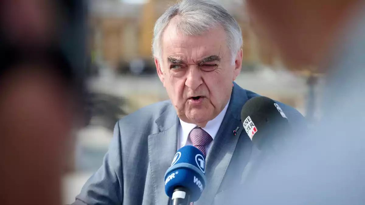NRW-Innenminister Herbert Reul (CDU) lobte die Durchsuchungen als den «größte Schlag gegen die Organisierte Kriminalität seit mehreren Jahren». - Bild: Bernd Thissen/dpa
