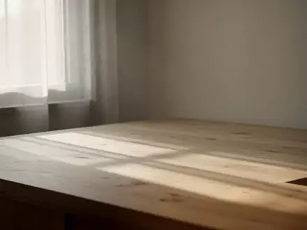Ein ruhiger, minimalistischer Raum mit sanftem, natürlichem Licht, das auf eine saubere Holzoberfläche fällt. - Foto: über boerse-global.de