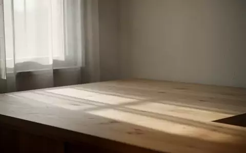 Ein ruhiger, minimalistischer Raum mit sanftem, natürlichem Licht, das auf eine saubere Holzoberfläche fällt. - Foto: über boerse-global.de